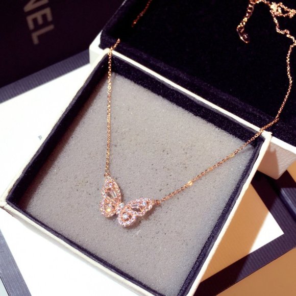 New! Butterfly Necklace - Picture 3 of 6